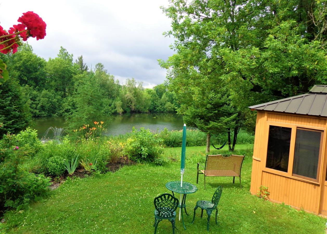 Motel Des Deux Lacs Waterloo Bagian luar foto