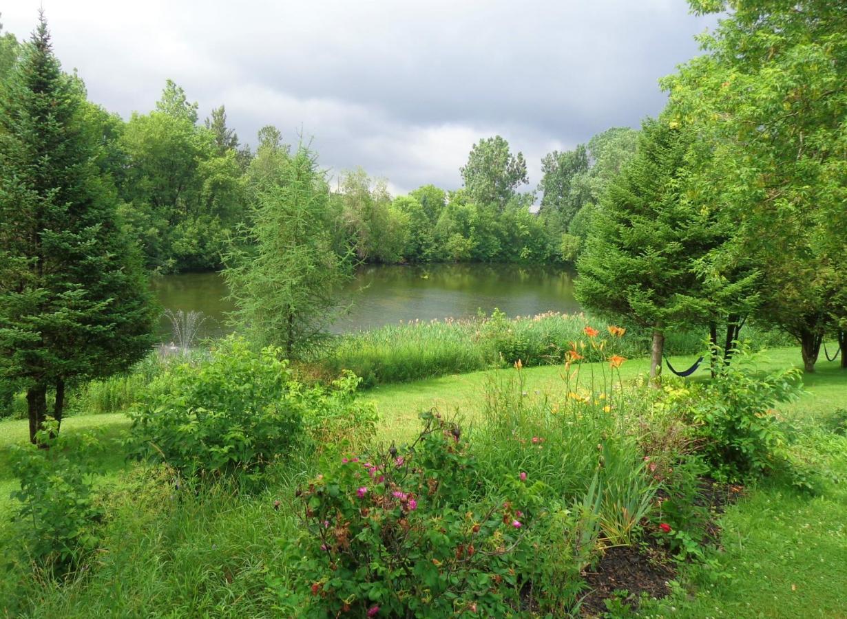 Motel Des Deux Lacs Waterloo Bagian luar foto