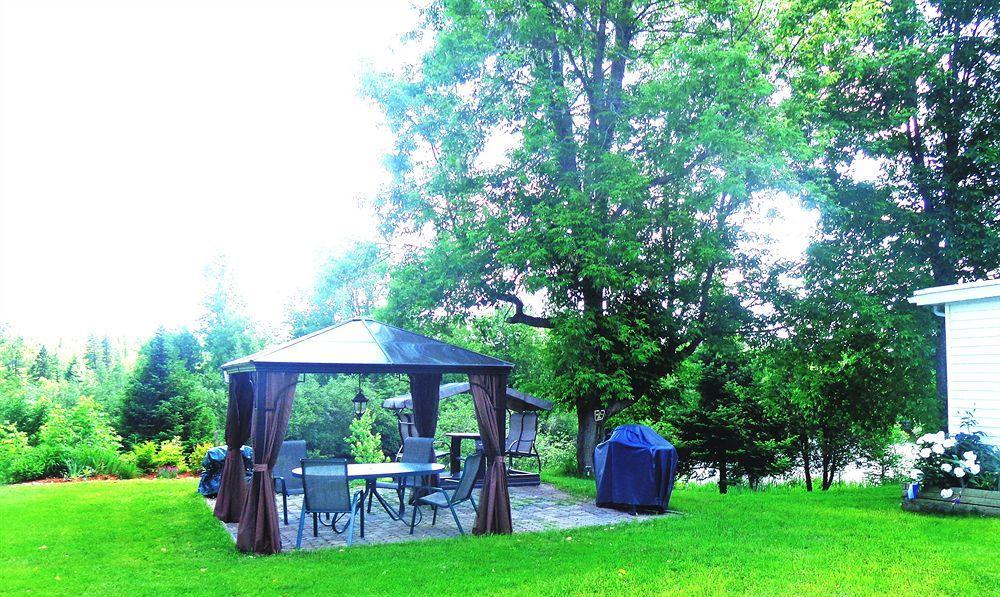 Motel Des Deux Lacs Waterloo Bagian luar foto