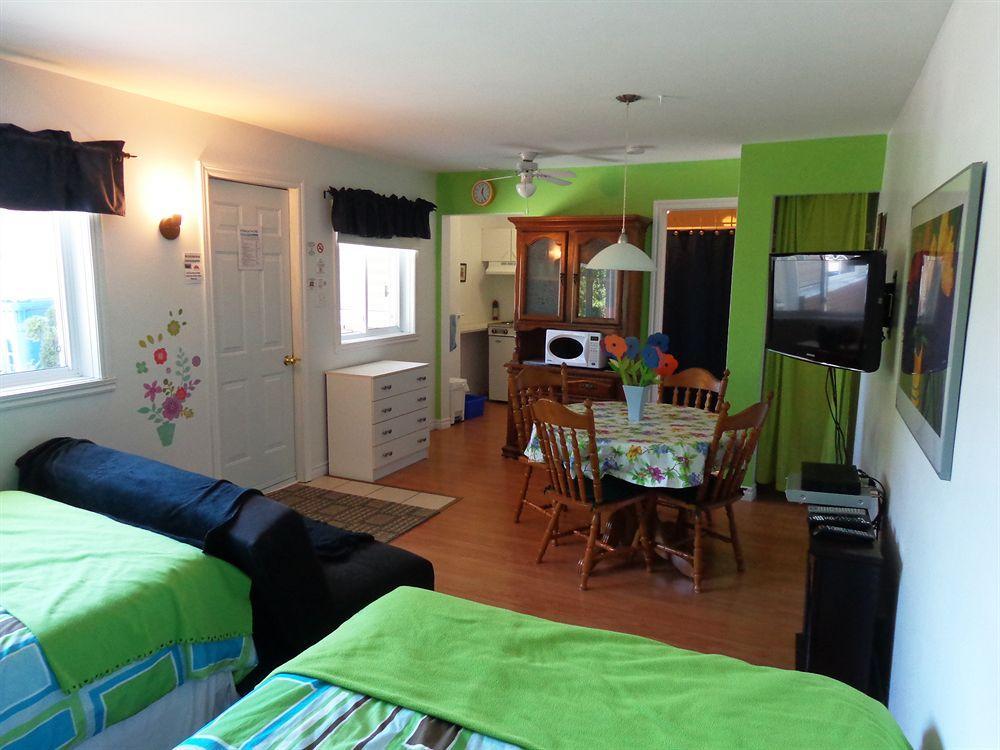 Motel Des Deux Lacs Waterloo Bagian luar foto