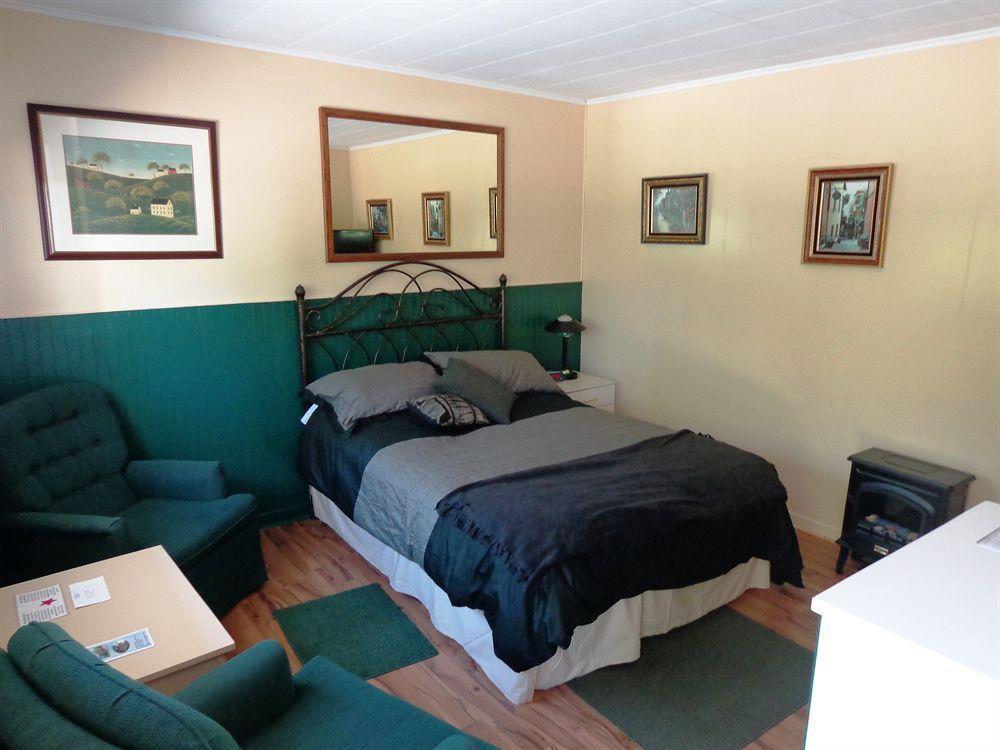 Motel Des Deux Lacs Waterloo Bagian luar foto