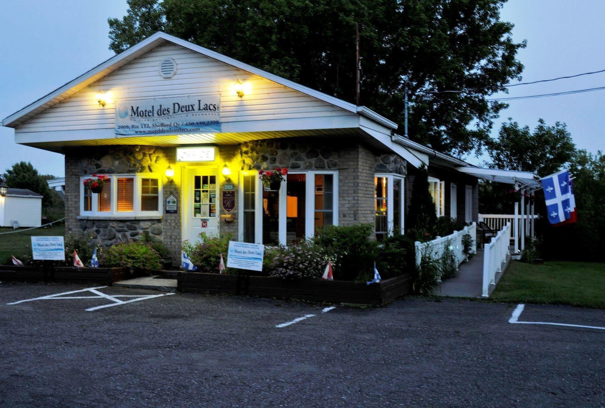 Motel Des Deux Lacs Waterloo Bagian luar foto