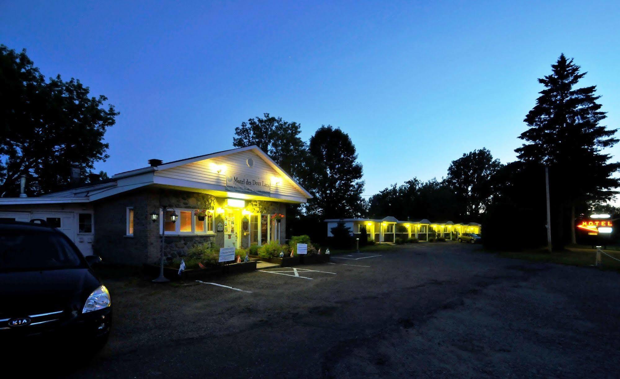 Motel Des Deux Lacs Waterloo Bagian luar foto
