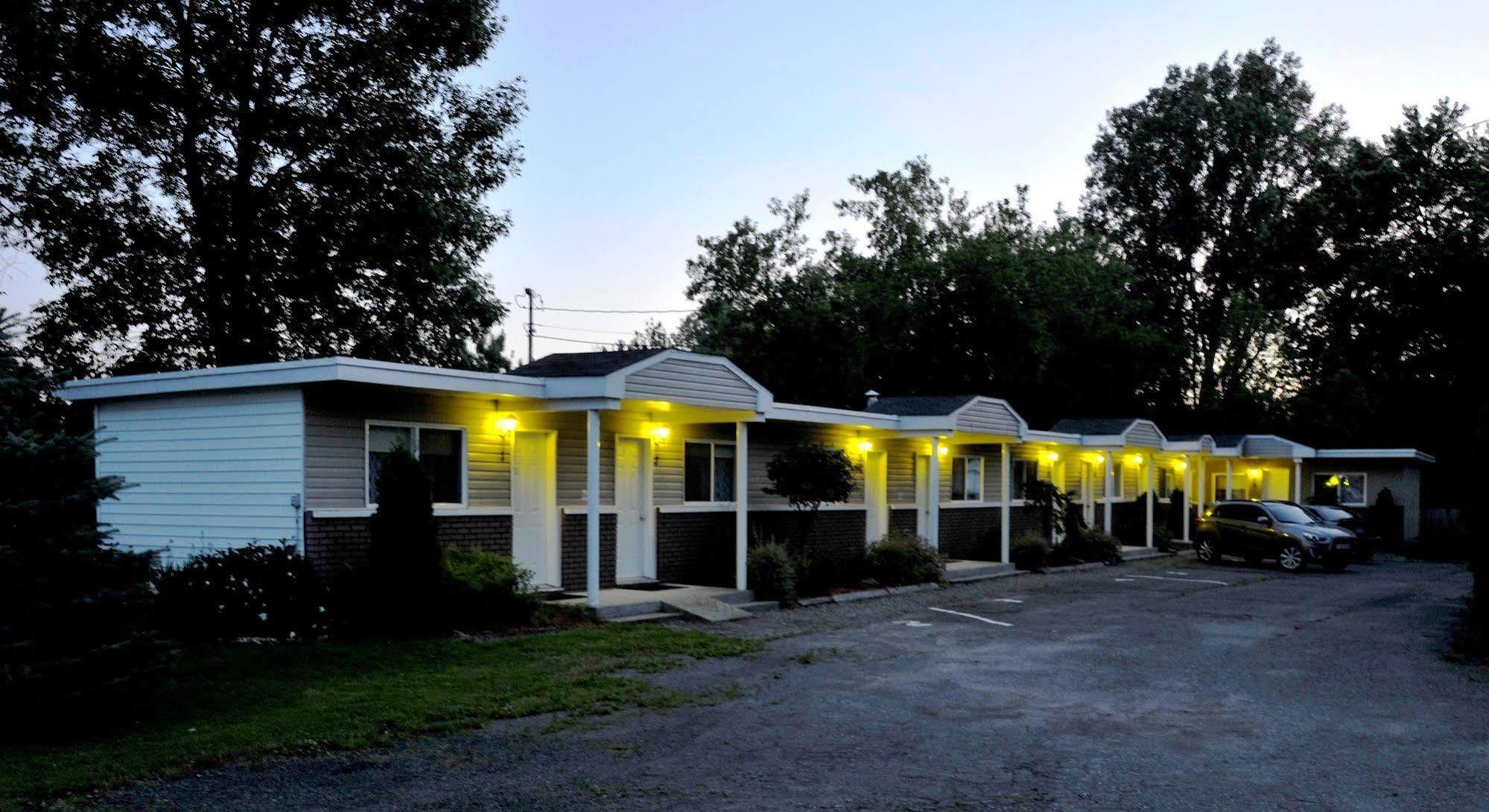 Motel Des Deux Lacs Waterloo Bagian luar foto