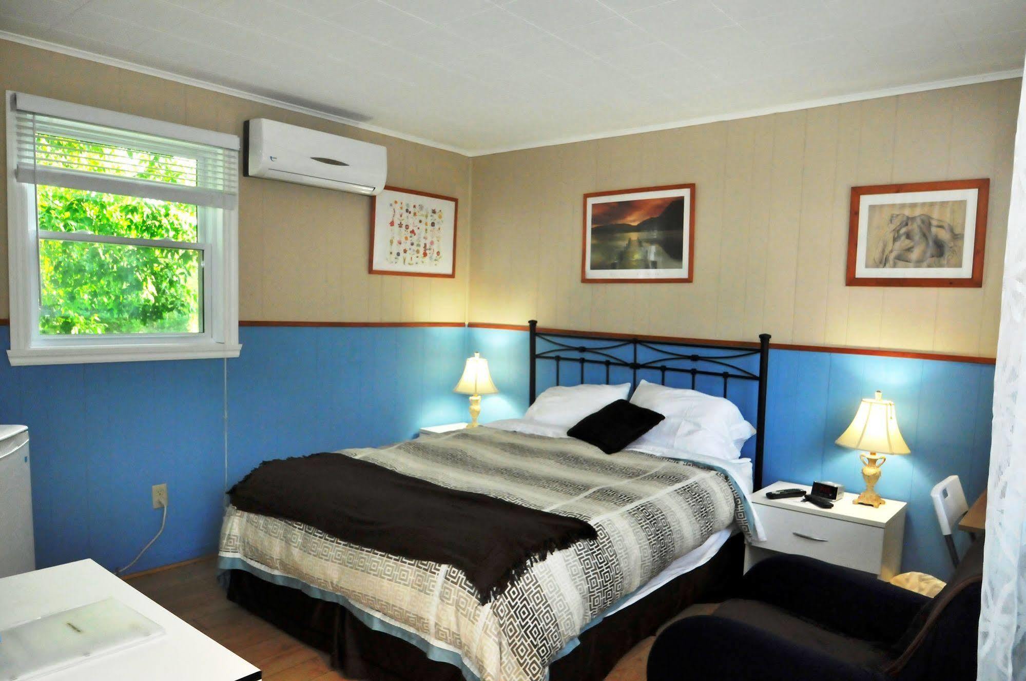 Motel Des Deux Lacs Waterloo Bagian luar foto
