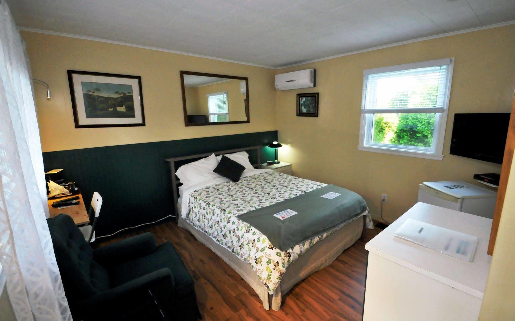 Motel Des Deux Lacs Waterloo Bagian luar foto