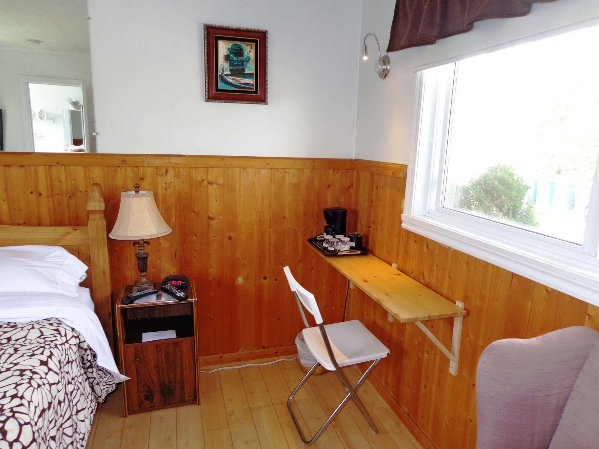 Motel Des Deux Lacs Waterloo Bagian luar foto