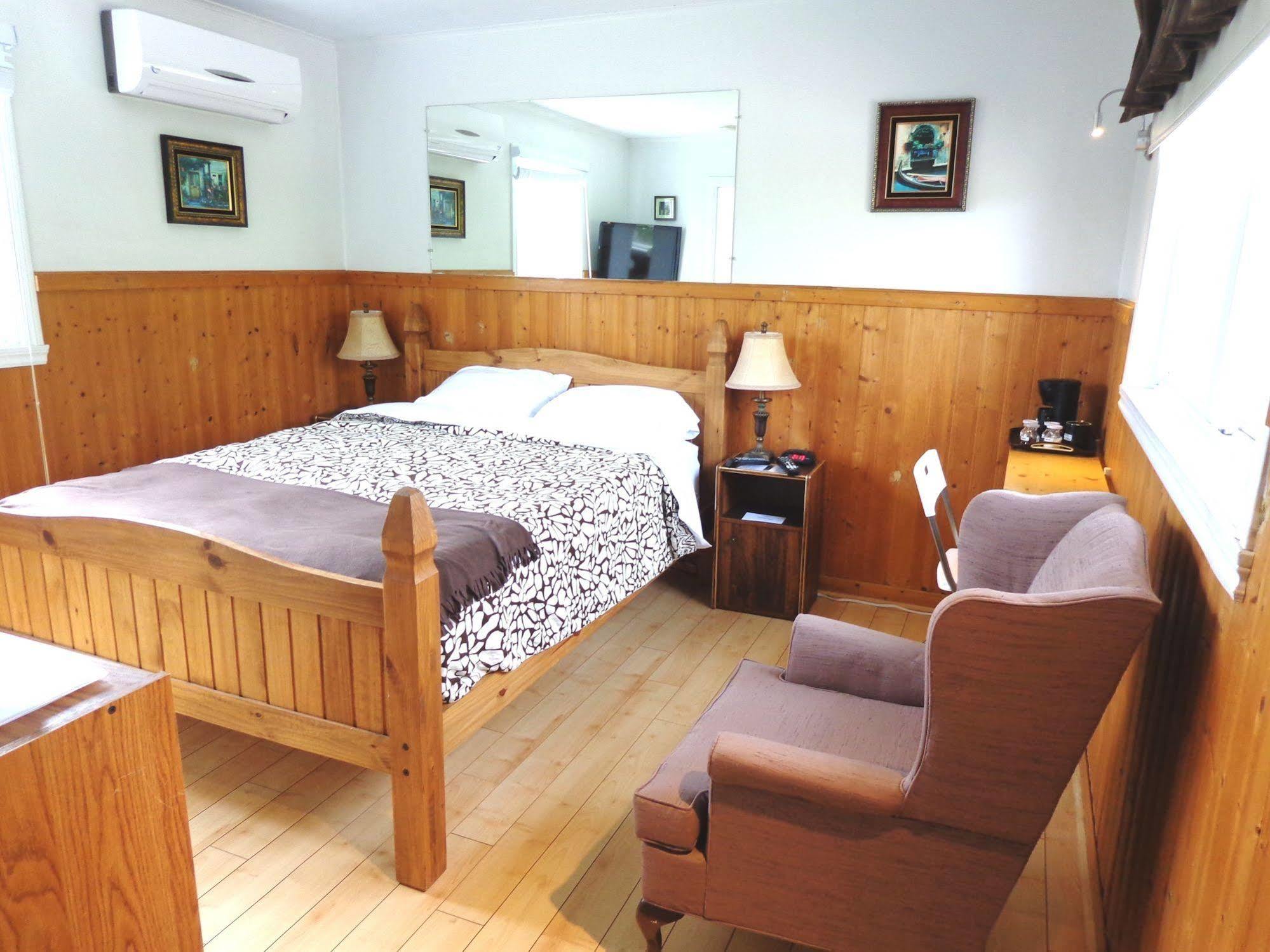 Motel Des Deux Lacs Waterloo Bagian luar foto