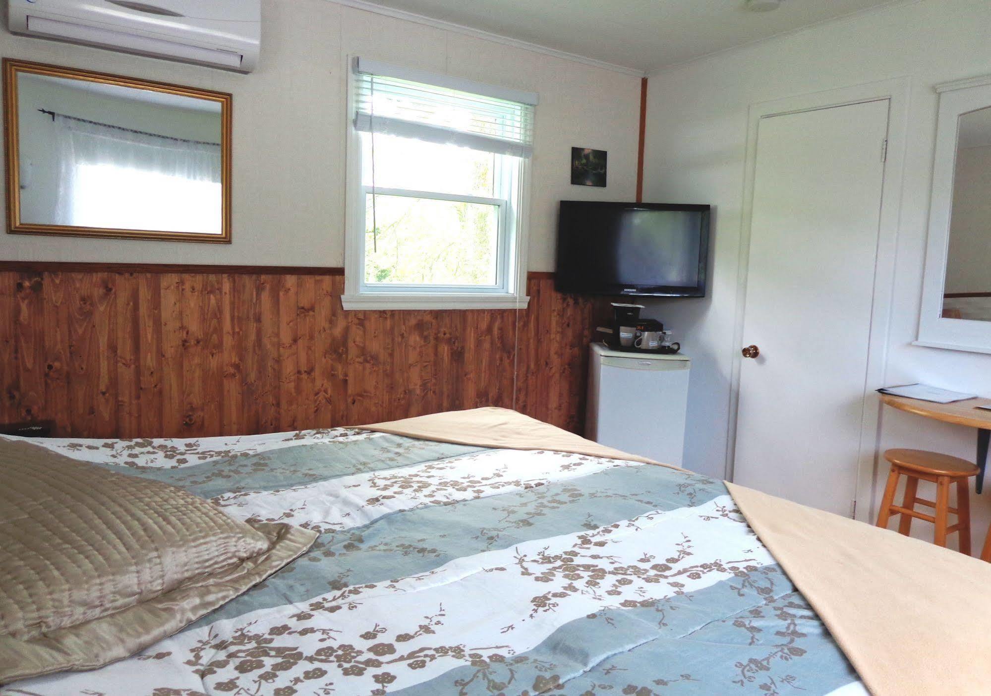 Motel Des Deux Lacs Waterloo Bagian luar foto