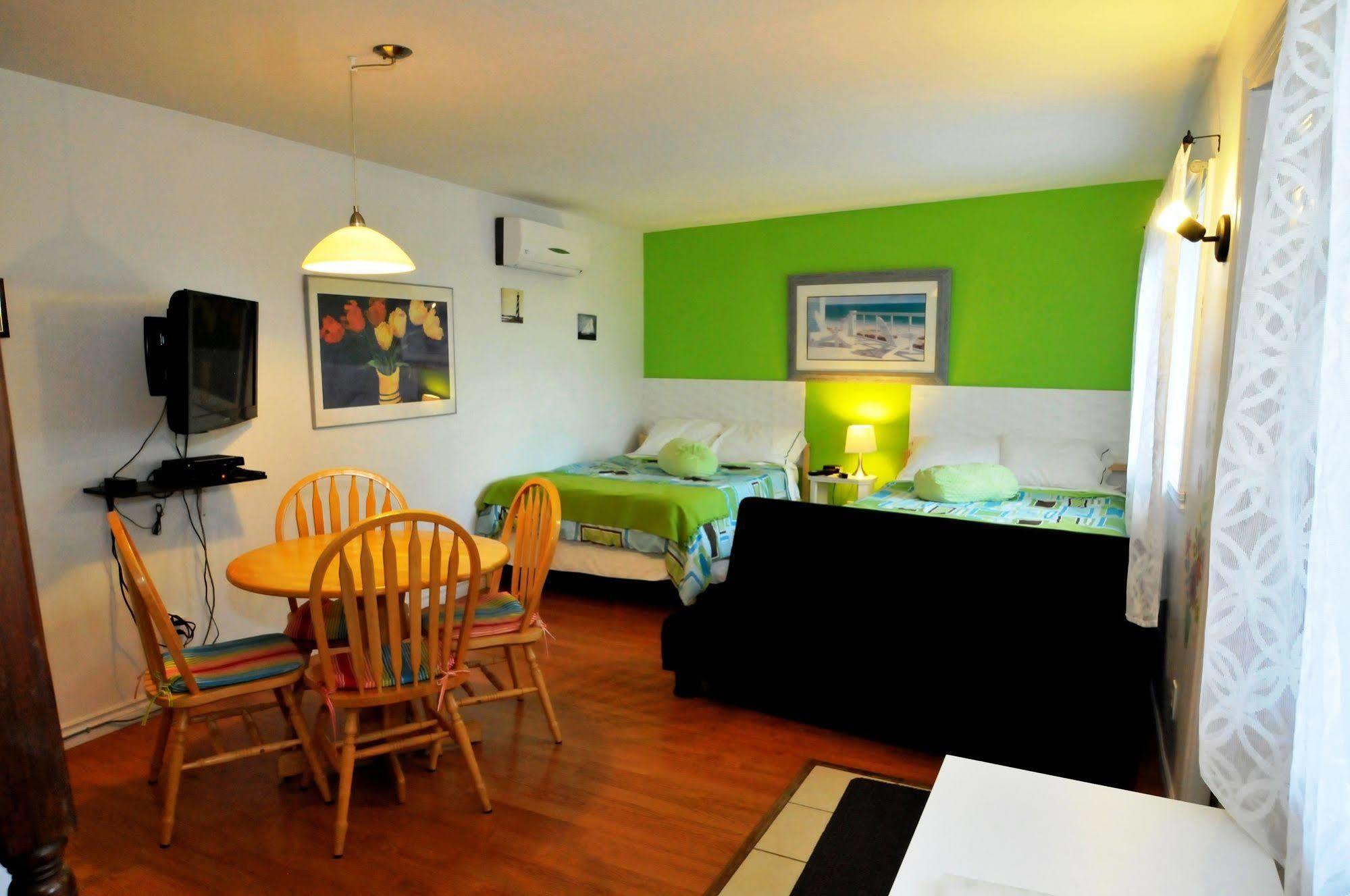 Motel Des Deux Lacs Waterloo Bagian luar foto