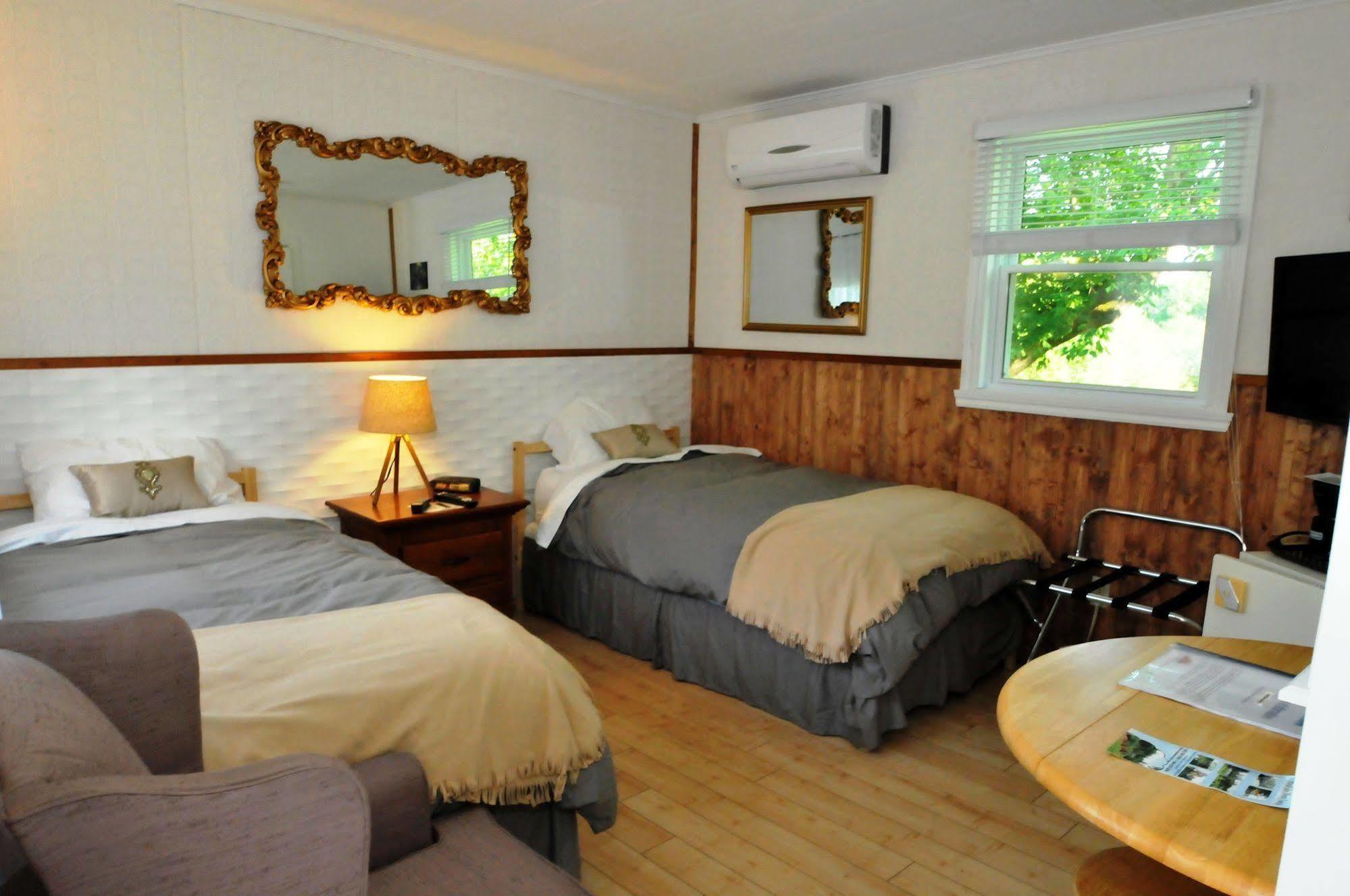 Motel Des Deux Lacs Waterloo Bagian luar foto