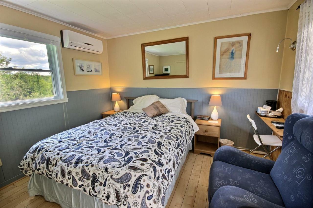 Motel Des Deux Lacs Waterloo Bagian luar foto